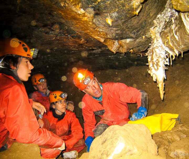 Spéléologie Ariège Pyrénées concrétion dans la Grotte de Siech (Saurat)