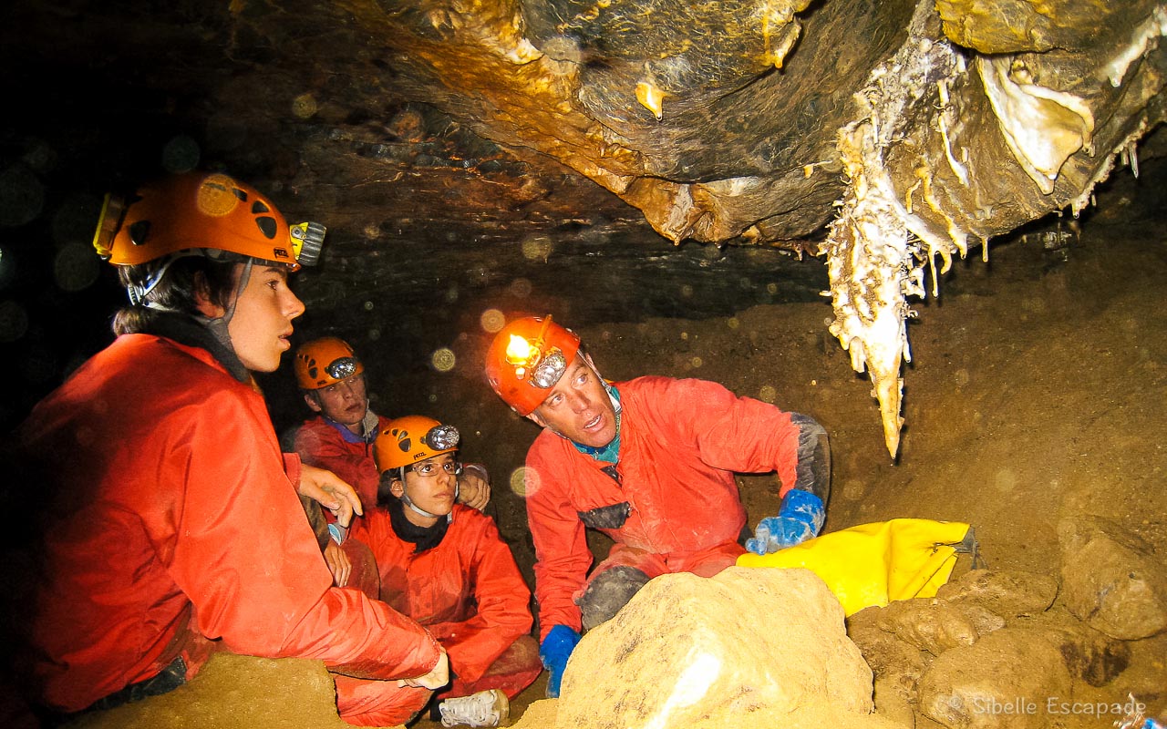 Spéléologie Ariège Pyrénées concrétion dans la Grotte de Siech (Saurat)