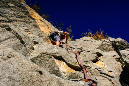 Escalade Ariège Goulier enfant en tête