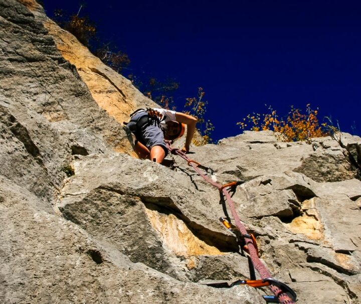 Escalade Ariège Goulier enfant en tête